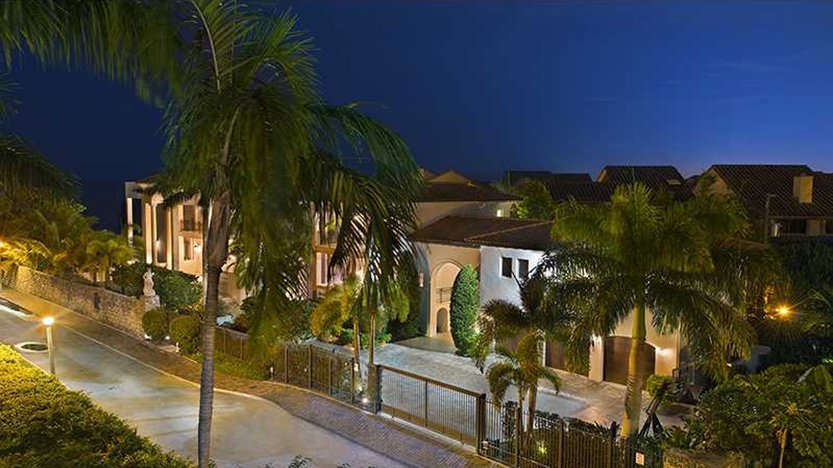 Mäklarfirman kallar huset, som ligger i ett "gated community", för Miamis lyxigaste hus. 