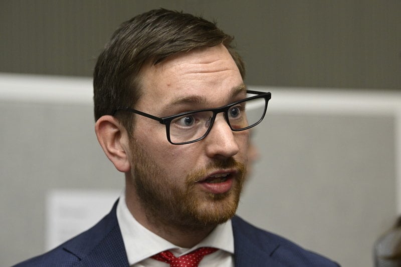 Håkan Svenneling (V) tycker att EBU fattat ett dåligt beslut och att SVT borde bojkotta tävlingen. 