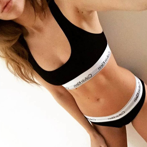 Rosie Fortescue bjuder på en selfie i sina Calvin Klein-underkläder. Rosie Fortescue bjuder på en selfie i sina Calvin Klein-underkläder.