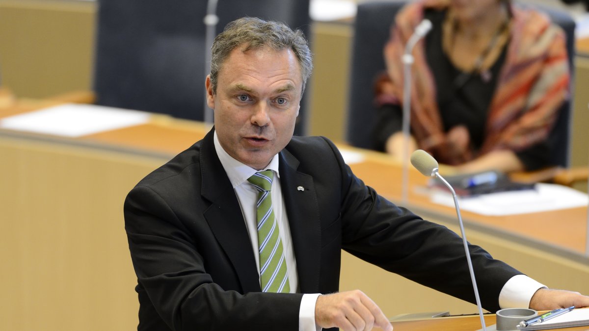 Folkpartiet och Jan Björklund ökar något.