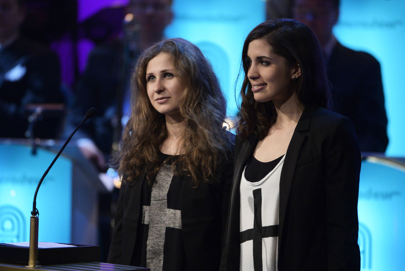 Maria Aljochina och Nadezjda Tolokonnikova från Pussy Riot under ett besök i Sverige 2014.