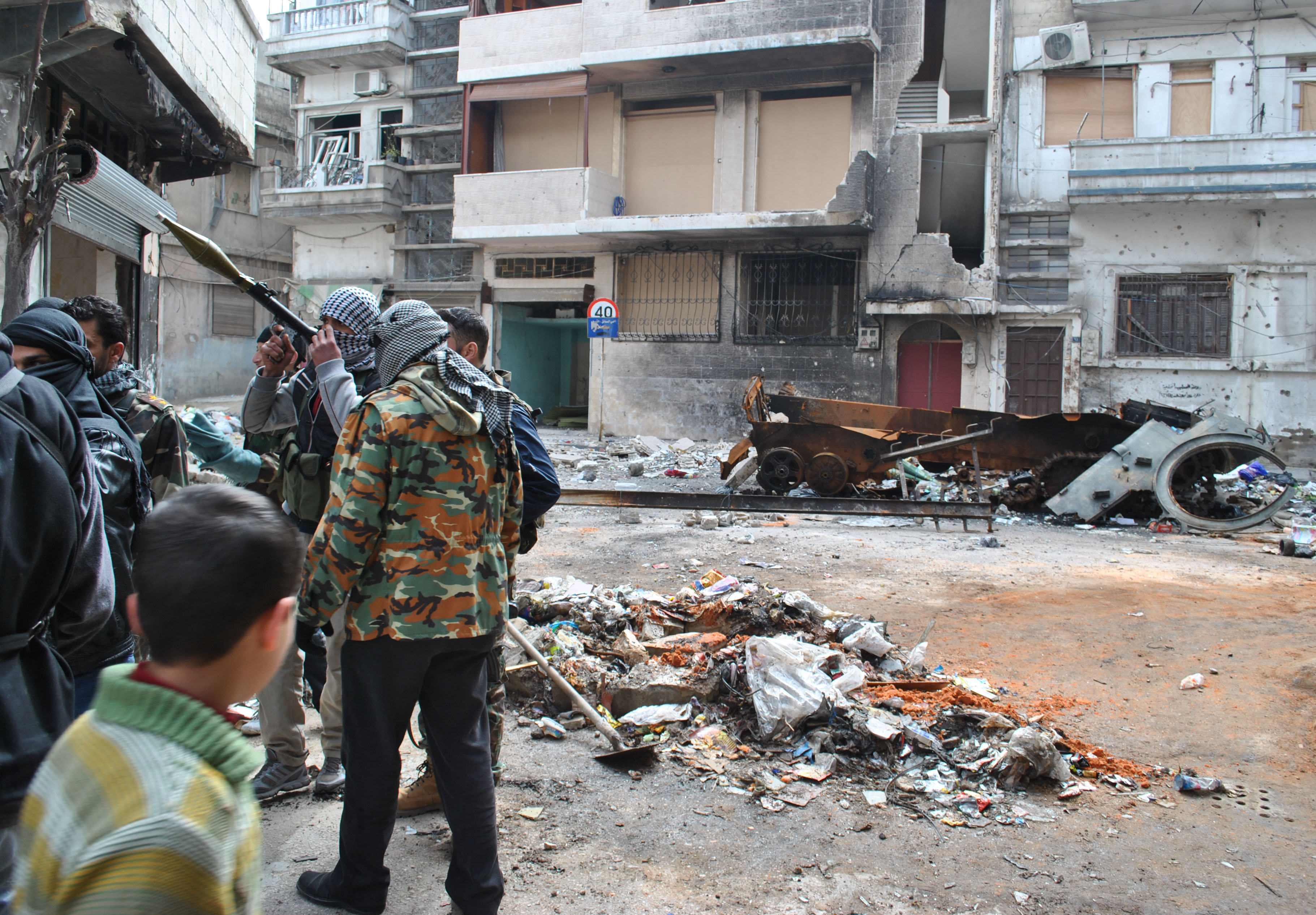 Enligt oppositionella aktivister ska 64 personer ha dödats i staden Homs på måndagen.