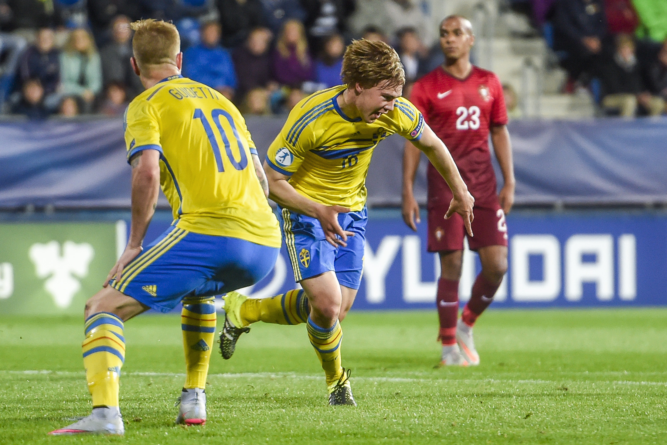 Simon Tibbling, sekunden efter han gjort 1–1 på Portugal. Simon Tibbling, sekunden efter han gjort 1–1 på Portugal.