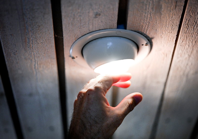 Om en lampa känns varm så drar den också mer energi, säger energirådgivaren Ted Lundberg.