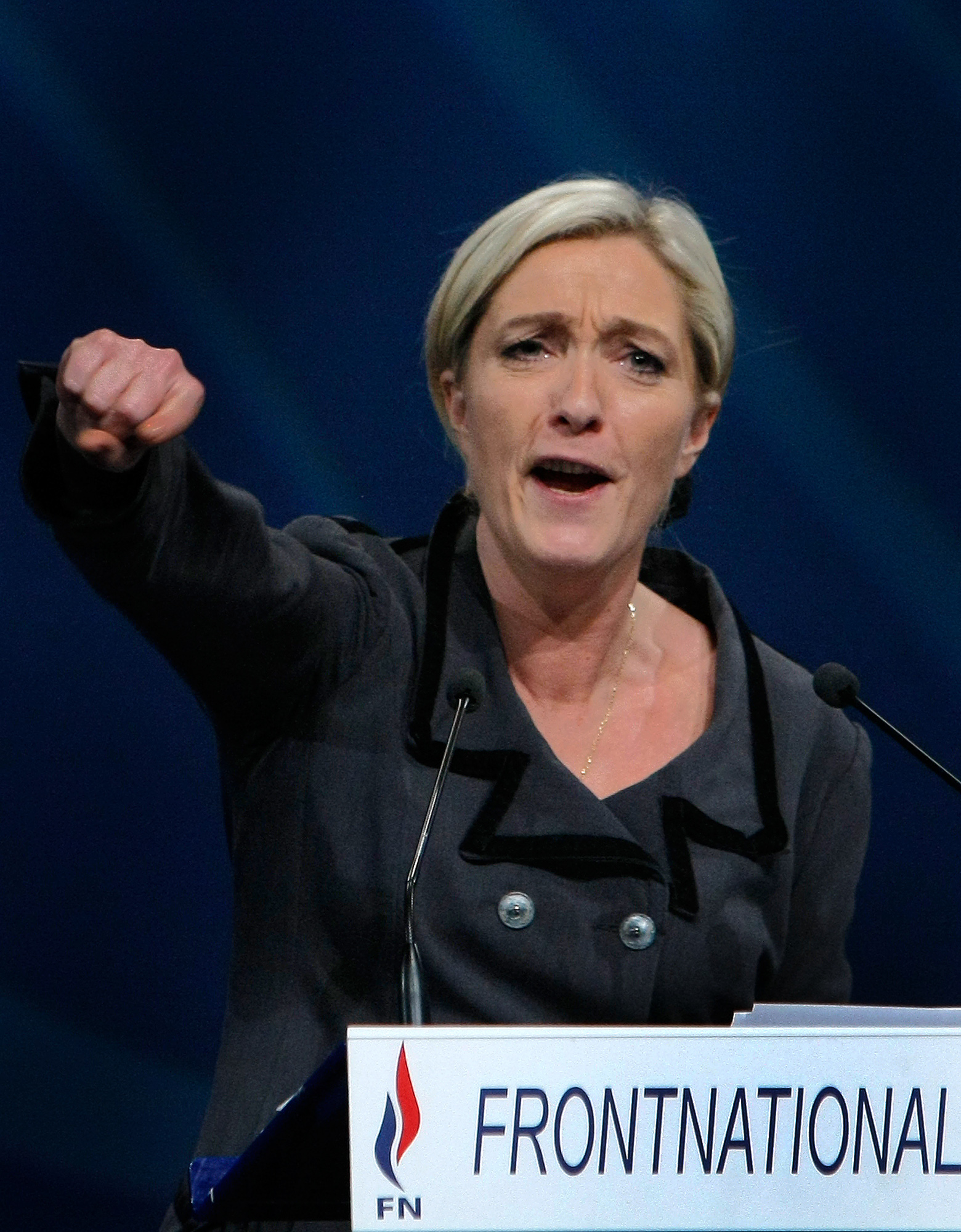 Marine Le Pen (Front National) applåderar David Cameron.