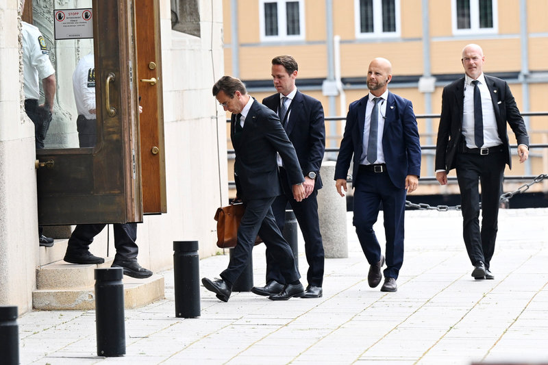 Statsminister Ulf Kristersson (M) på väg in i Rosenbad inför handelssamtal i Stockholm mellan USA och Kina.