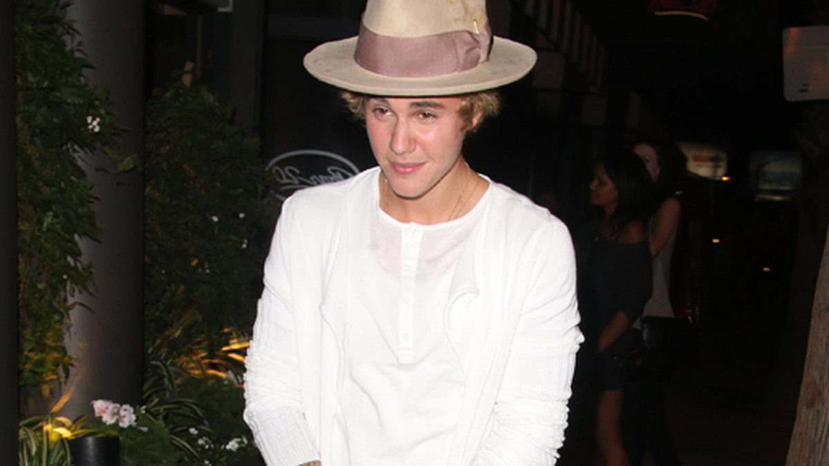Justin Bieber ser jättepigg ut när han lämnar baren The Grafton i Hollywood. 