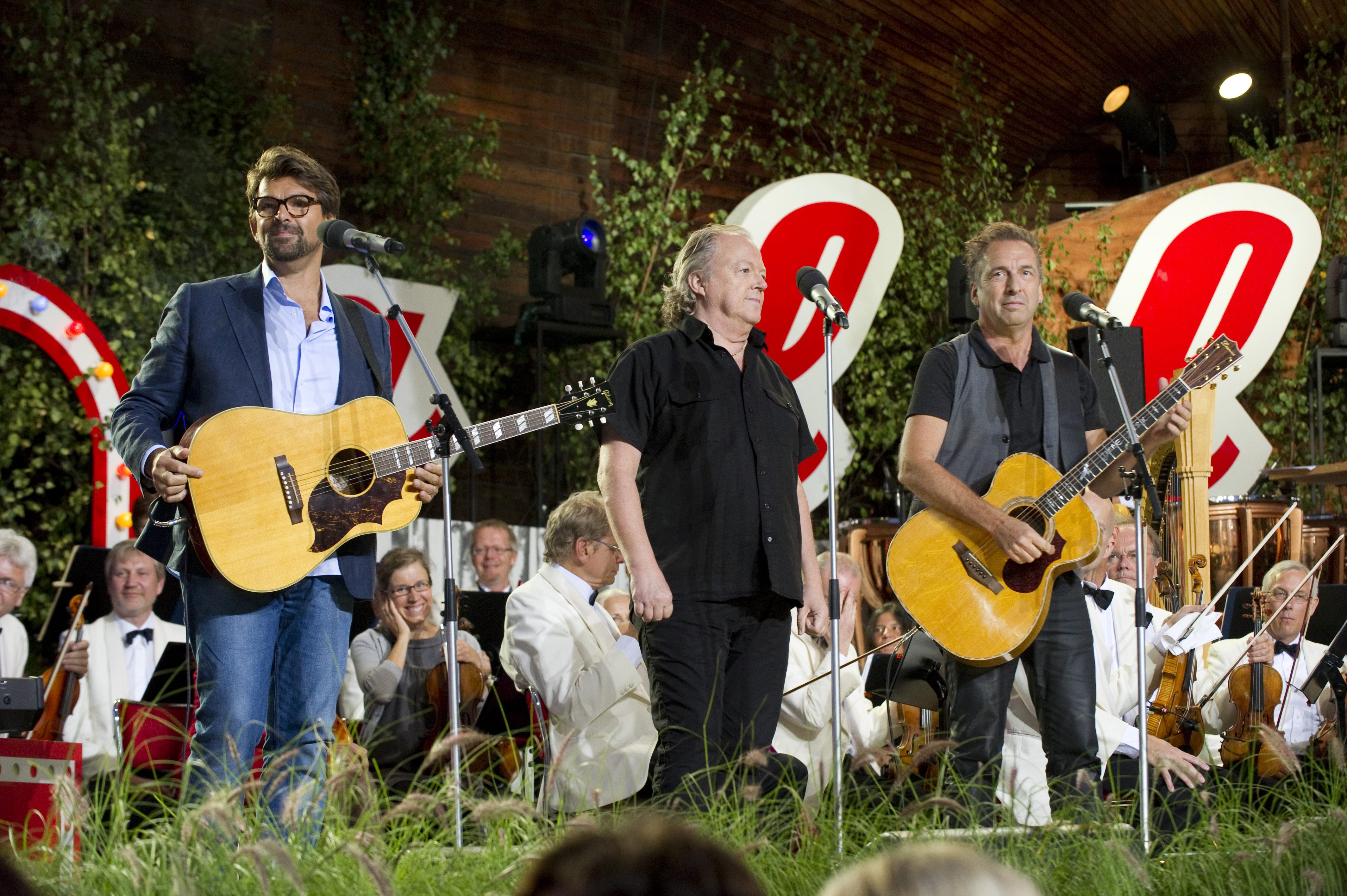 I år fick Triad (Niklas Strömstedt, Lasse Lindbom och Janne Bark) spela "Tänd ett ljus" på Skansen - i augusti!