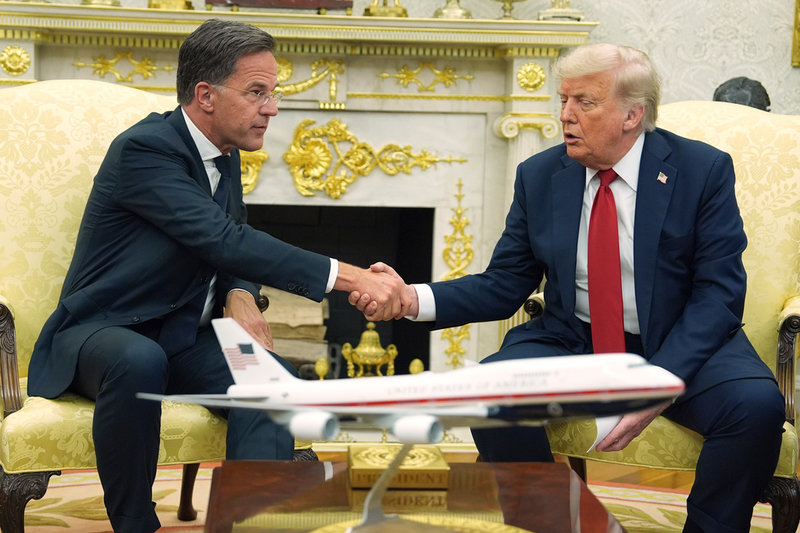 Natochefen Mark Rutte skakar hand med USA:s president Donald Trump i Ovala rummet på måndagen.