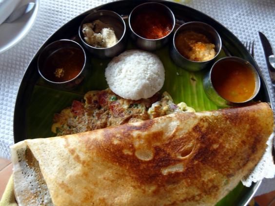 INDIEN. Precis som i Kina varierar frukosten i Indien beroende på vilken region det handlar om. Men ofta ser det ut så här: chutney, dip – och bröd som dosa, roti eller idli. INDIEN. Precis som i Kina varierar frukosten i Indien beroende på vilken region det handlar om. Men ofta ser det ut så här: chutney, dip – och bröd som dosa, roti eller idli.