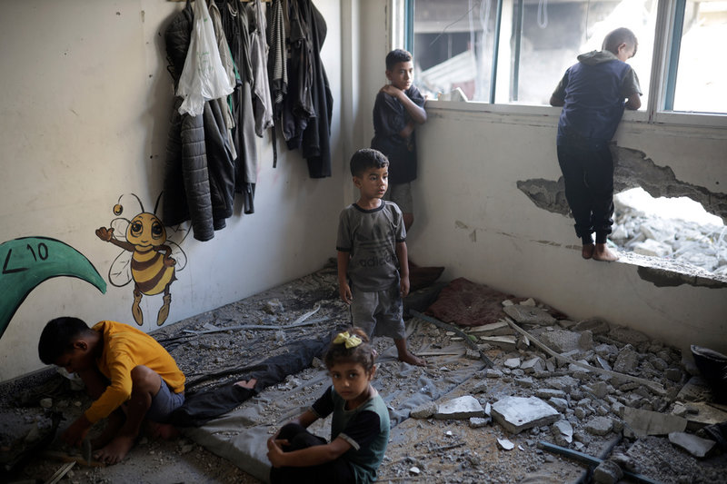 Barn i en delvis förstörd Unrwa-skola som förvandlats till flyktingförläggning. Bild från Khan Yunis i juni.