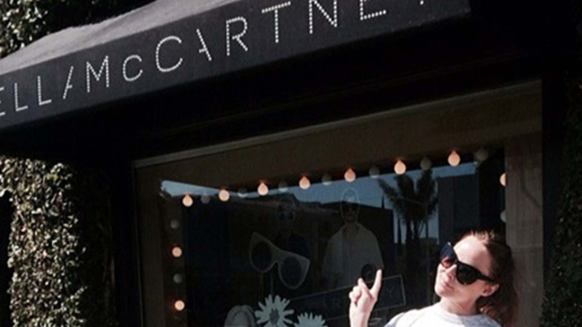 Stella McCartney besöker sin butik i Los Angeles. 