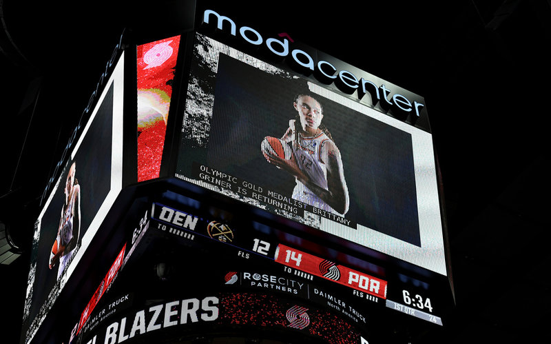 WNBA-stjärnan Brittney Griner hälsas välkommen hem under nattens NBA-match mellan Portland Trail Blazers och Denver Nuggets.