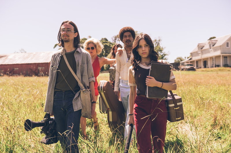 Owen Campbell, Brittany Snow, Mia Goth, Kid Cudi och Jenna Ortega som filmteamet i 'X'. Pressbild.