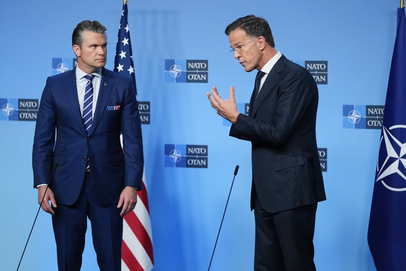 USA:s krigsminister Pete Hegseth tillsammans med Natos generalsekreterare Mark Rutte vid onsdagens Natomöte i Bryssel.