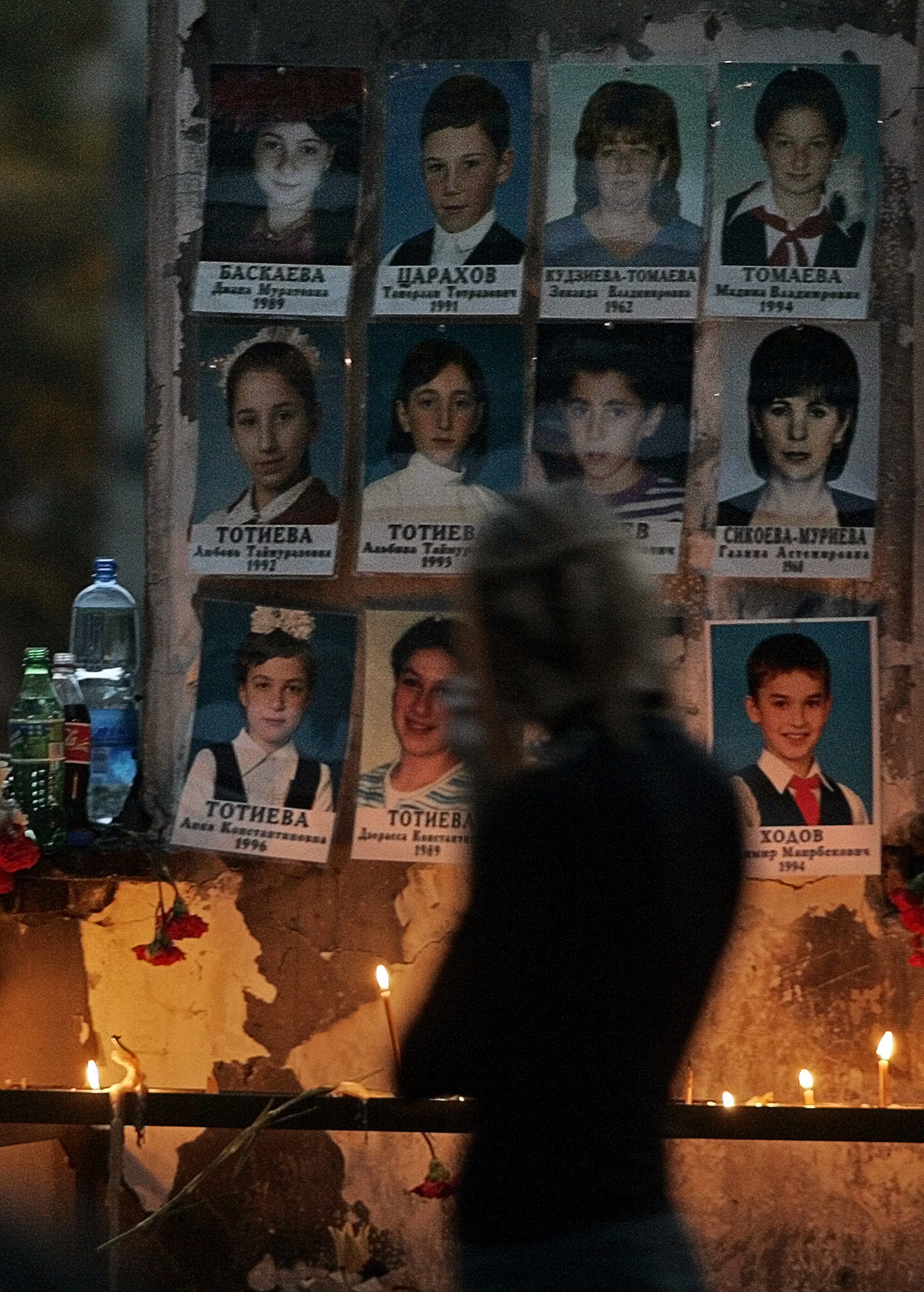 Mellan den 1:a och 3:e september 2004 tog ett gäng islamistiska fundamentalister över 1 100 personer gisslan i en skola i Beslan, beläget i södra Ryssland. På den tredje dagen utbröt eld mellan terroristerna och den ryska säkerhetsmilitären.
Mellan den 1:a och 3:e september 2004 tog ett gäng islamistiska fundamentalister över 1 100 personer gisslan i en skola i Beslan, beläget i södra Ryssland. På den tredje dagen utbröt eld mellan terroristerna och den ryska säkerhetsmilitären.