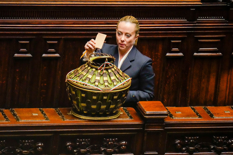 Giorgia Meloni är på väg att bli Italiens premiärminister. Här röstade hon i torsdagens talmansvotering i deputeradekammaren.