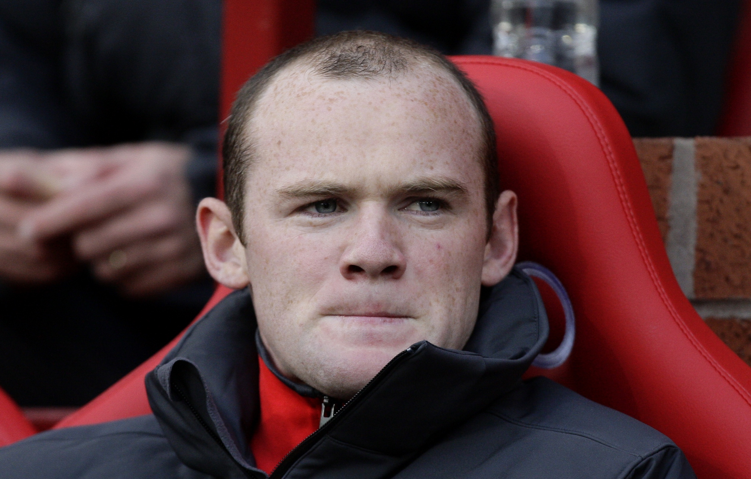 Wayne Rooney klarade sig undan avstängning efter armbågen.