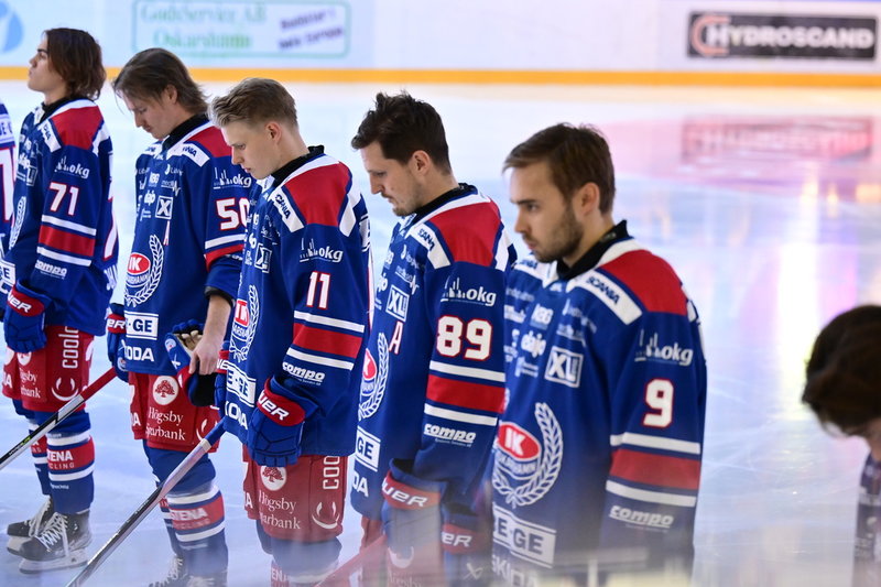 IK Oskarshamn uppställda på isen under en tyst minut innan torsdagens ishockeymatch i SHL mellan IK Oskarshamn och Frölunda.