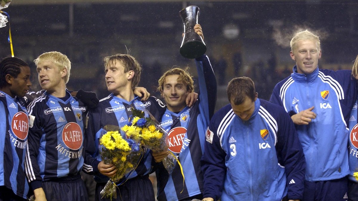 2002: Djurgården firar svenskt cupguld efter seger 1–0-seger mot AIK.