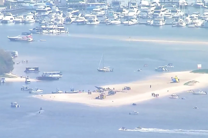 Olyckan inträffade på en sandbank utanför Gold Coast, strax söder om Brisbane på den australiska östkusten.