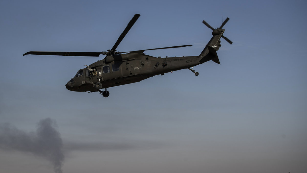 En helikopter lyfter från en amerikansk bas i Syrien. Arkivbild.