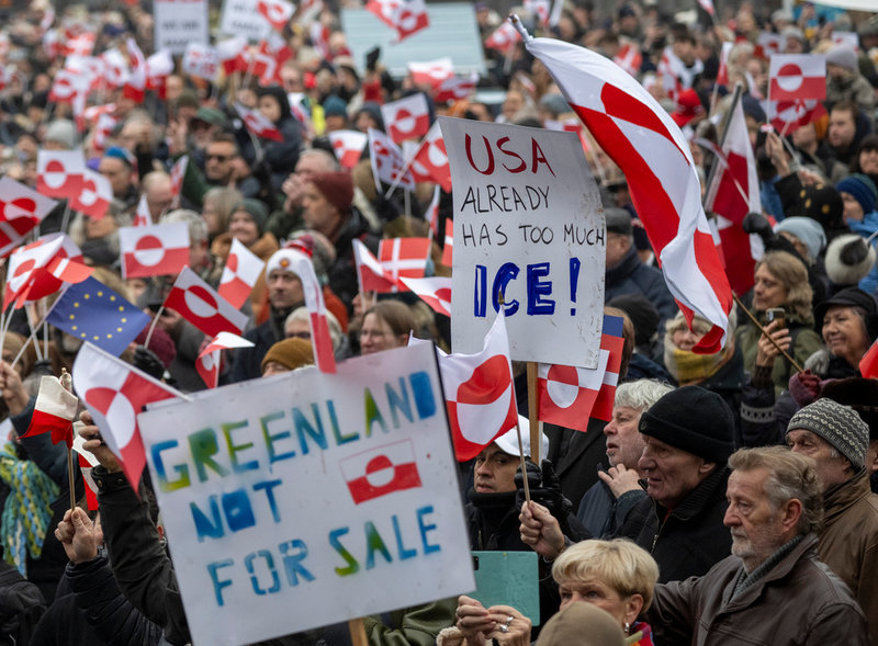 Grönländska och danska flaggor och plakat vid en demonstration på Rådhusplatsen i Köpenhamn under parollerna ”Hands off Greenland" och "Grønland for grønlændere”. Bild från i lördags.