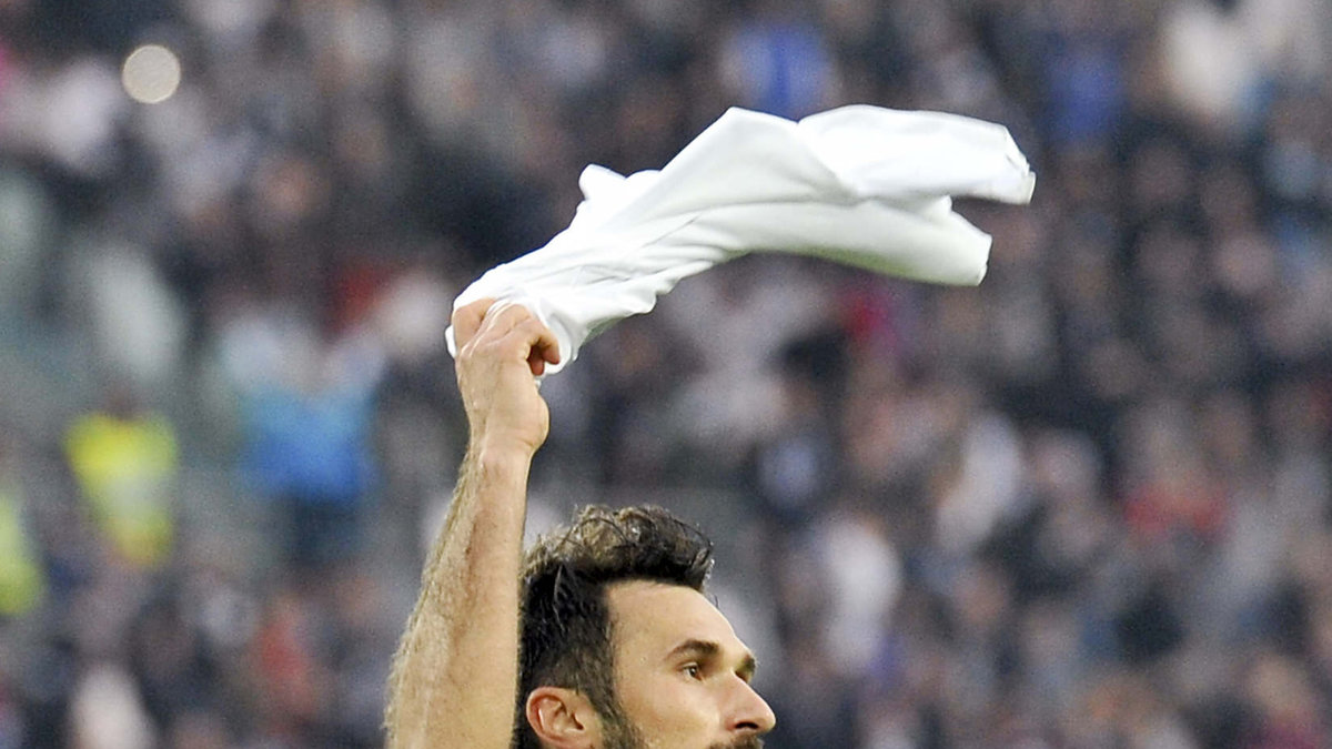 Mirko Vucinic kvitterade för sitt Juventus och firade med byxorna över huvudet.