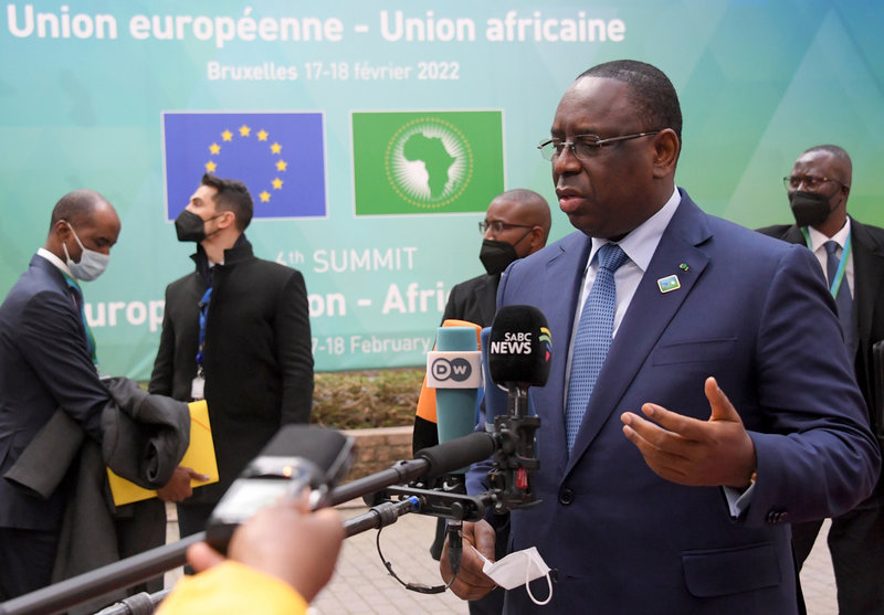 Senegals president Macky Sall pratar med pressen på väg in till torsdagens toppmöte mellan EU och Afrikanska unionen i Bryssel.