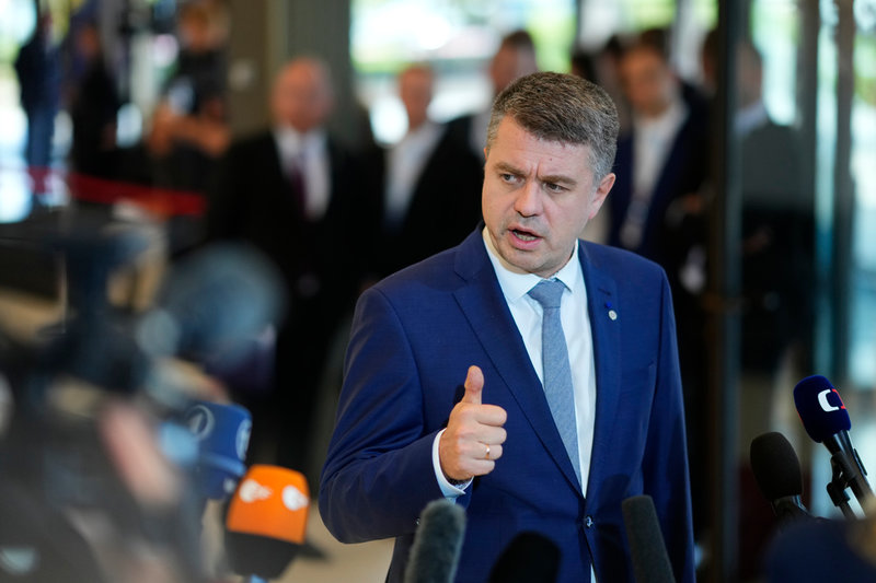 Estlands utrikesminister Urmas Reinsalu vill stoppa alla visum för ryska medborgare till EU.