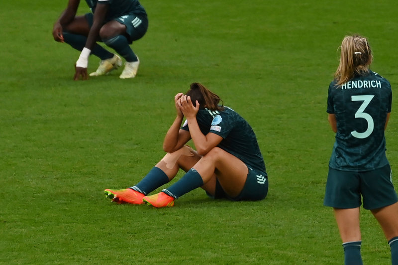 Lena Oberdorf begraver händerna i ansiktet efter förlusten.