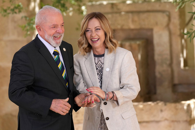 Glada leenden hos Brasiliens vänsterpresident Lula da Silva och Italiens högerpremiärminister Giorgia Meloni vid ett G7-toppmöte sommaren 2024. Arkivbild.