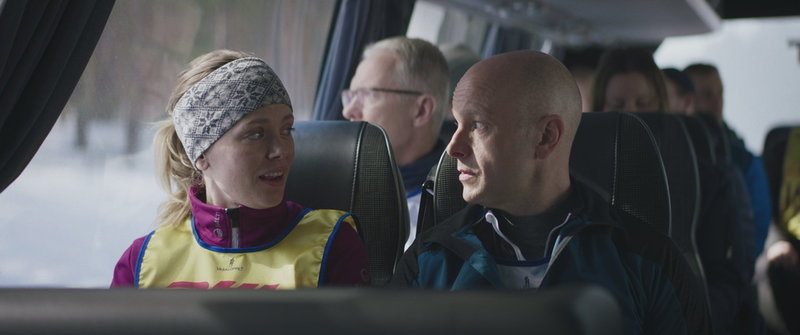 Lisa (Katia Winter) och Daniel (Fredrik Hallgren) är syskon som av olika anledningar ska åka Vasaloppet i 'Ur spår'. Pressbild.