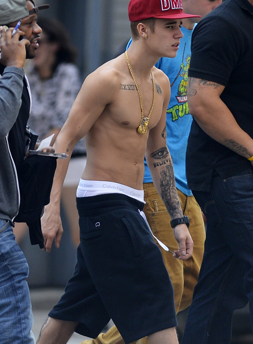 Justin Bieber gör New York utan tröja. Justin Bieber gör New York utan tröja.
