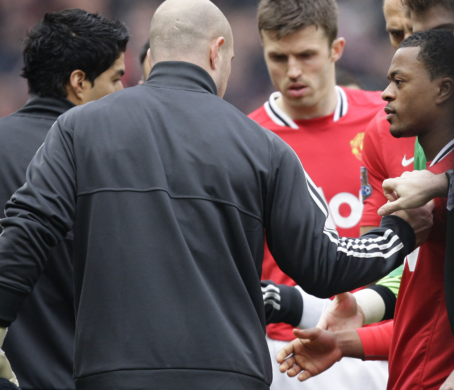 Luis Suarez vägrade skaka hand med Patrice Evra inför matchen mellan Liverpool och Manchester United.