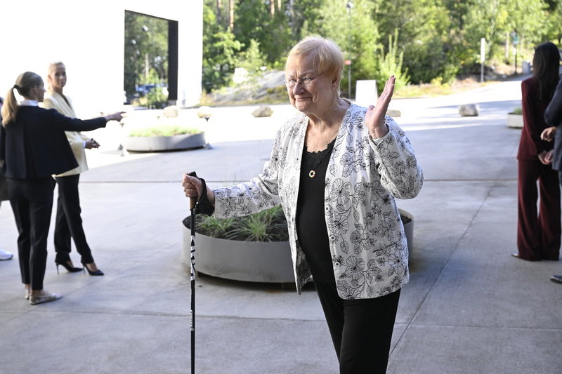 81-åriga Tarja Halonen använde gåstavar vid Sverigebesöket.
