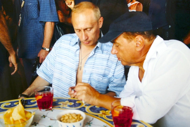 Här tillsammans med alfahannen, Rysslands premiärminister Vladimir Purtin. Här tillsammans med alfahannen, Rysslands premiärminister Vladimir Purtin.