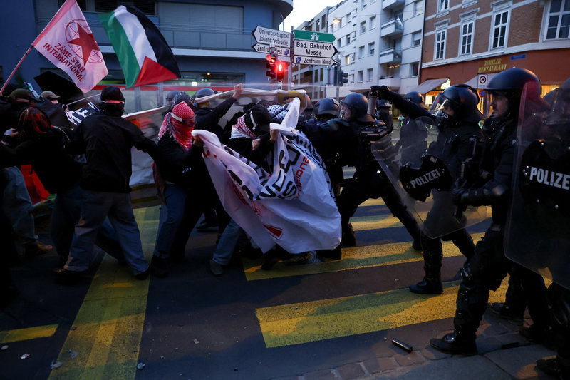 Propalestinska demonstranter drabbar samman med polis i schweiziska Basel på lördagskvällen.