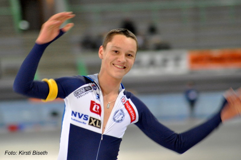 Nils, 15, gör 4.11,00 på 3.000 meter i Hamar, Norge.