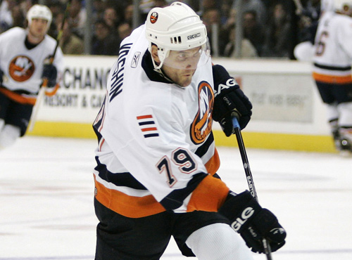 Den tidigare Islanders-stjärnan fortsätter i Sankt Petersburg även nästa säsong.