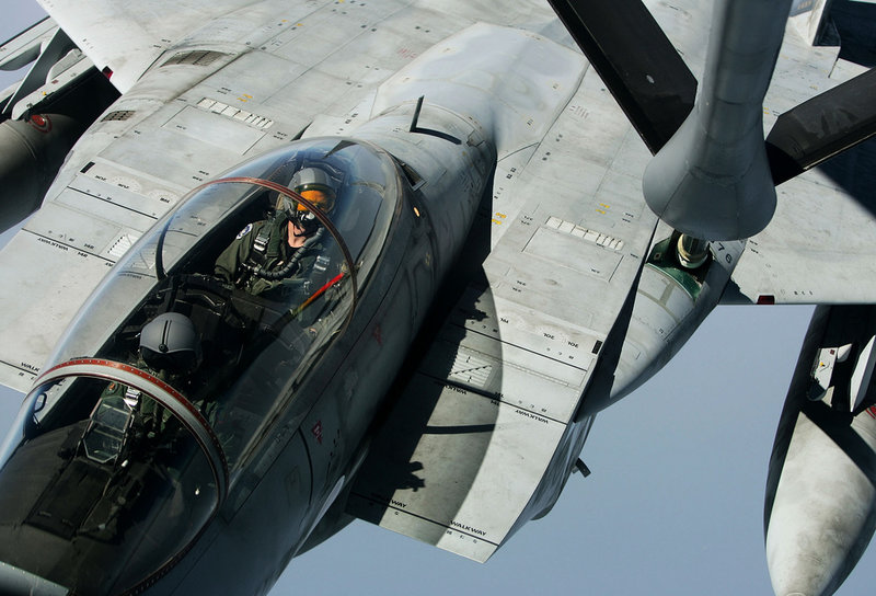 En tvåsitsig version av F-15 ur det japanska flygvapnet fotograferad från ett amerikanskt lufttankningsflygplan under en övning 2005.