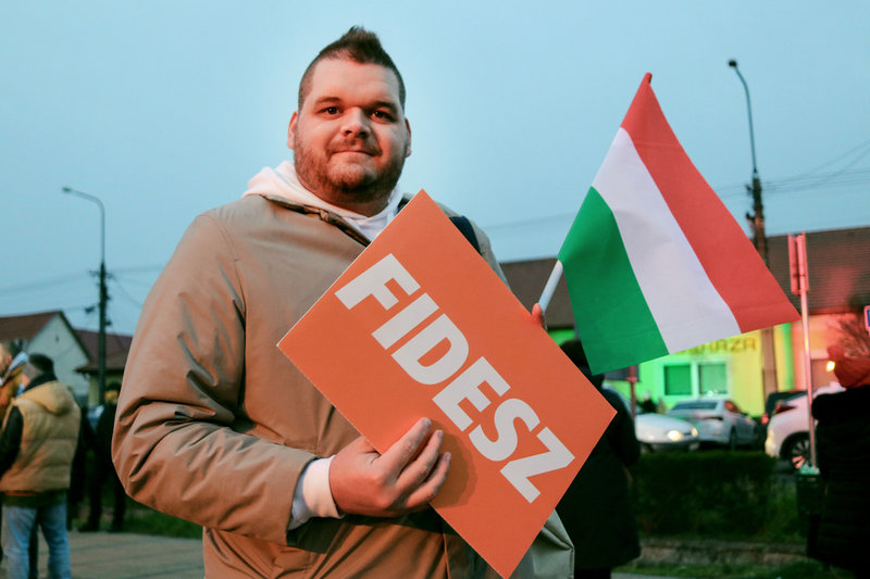 József Fias, som röstat på Viktor Orbán sedan 2014, tror precis som många andra Fideszväljare att oppositionsledaren Péter Magyar vill skicka pengar och soldater till Ukraina. Här på ett Fideszmöte i småstaden Ócsa söder om Budapest.