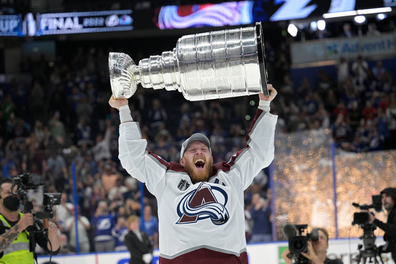 Gabriel Landeskog jublar efter att ha säkrat pokalen.