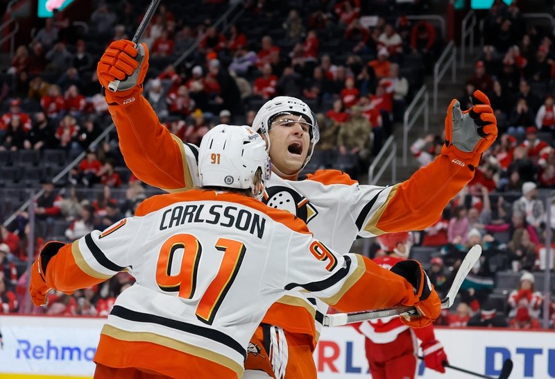 Cutter Gauthier (höger) omfamnas av sin lagkamrat i Anaheim, Leo Carlsson (91) – nu ska de mötas i VM-semifinalen mellan USA och Tre Kronor. Arkivbild.