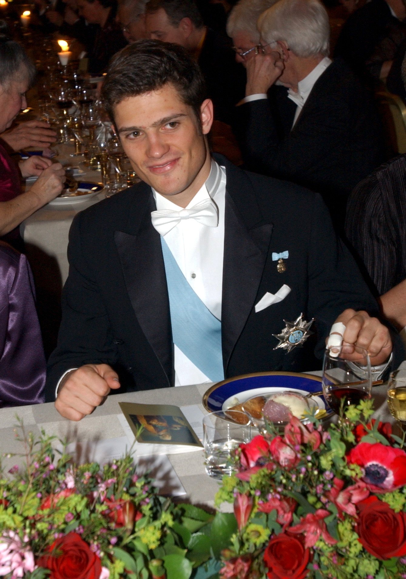 Carl Philip på middag med föräldrarna och deras vänner. Carl Philip på middag med föräldrarna och deras vänner.