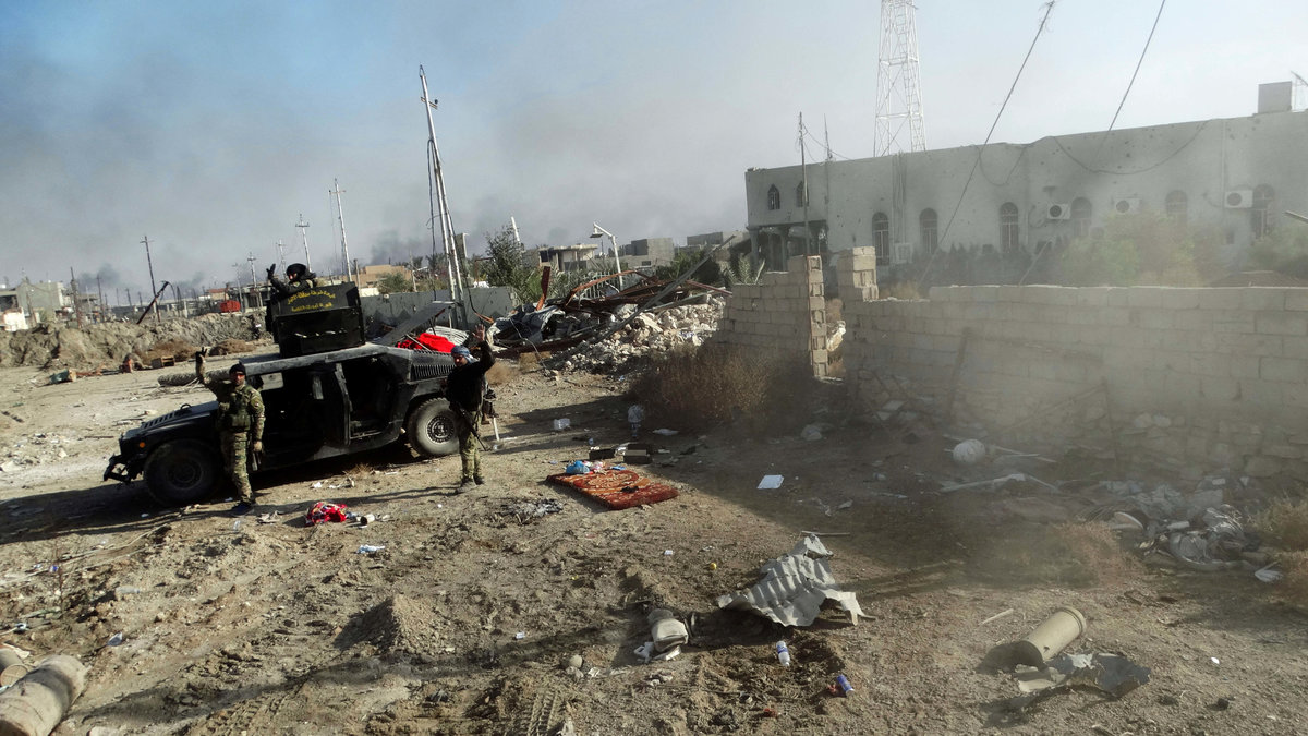 Irakiska säkerhetsstyrkor vid den viktiga statliga byggnaden som ockuperats av IS.