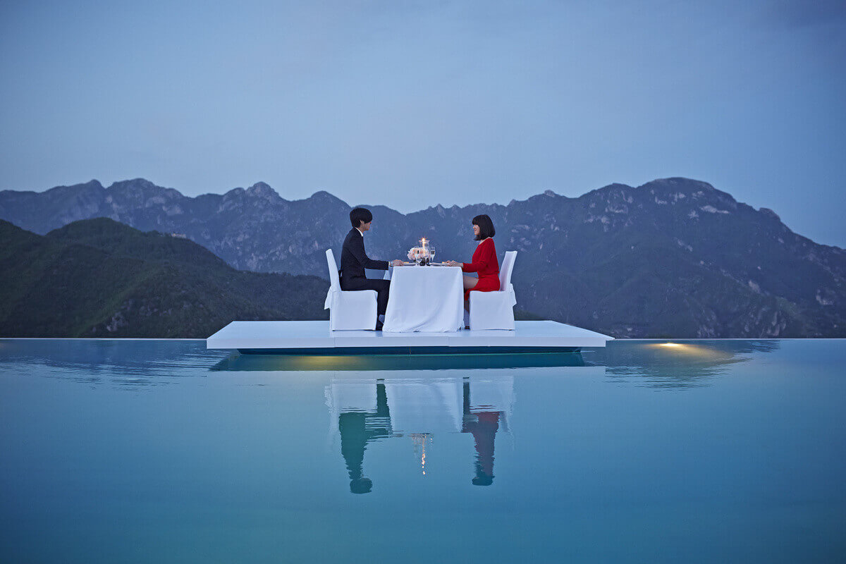 Belmond Hotel Caruso, Ravello, Italien. Ett lyxhotell vid Amalfikusten i södra Italien. Hotellets infinity-pool har beskrivits som ett arkitektoniskt mästerverk. Belmond Hotel Caruso, Ravello, Italien. Ett lyxhotell vid Amalfikusten i södra Italien. Hotellets infinity-pool har beskrivits som ett arkitektoniskt mästerverk.