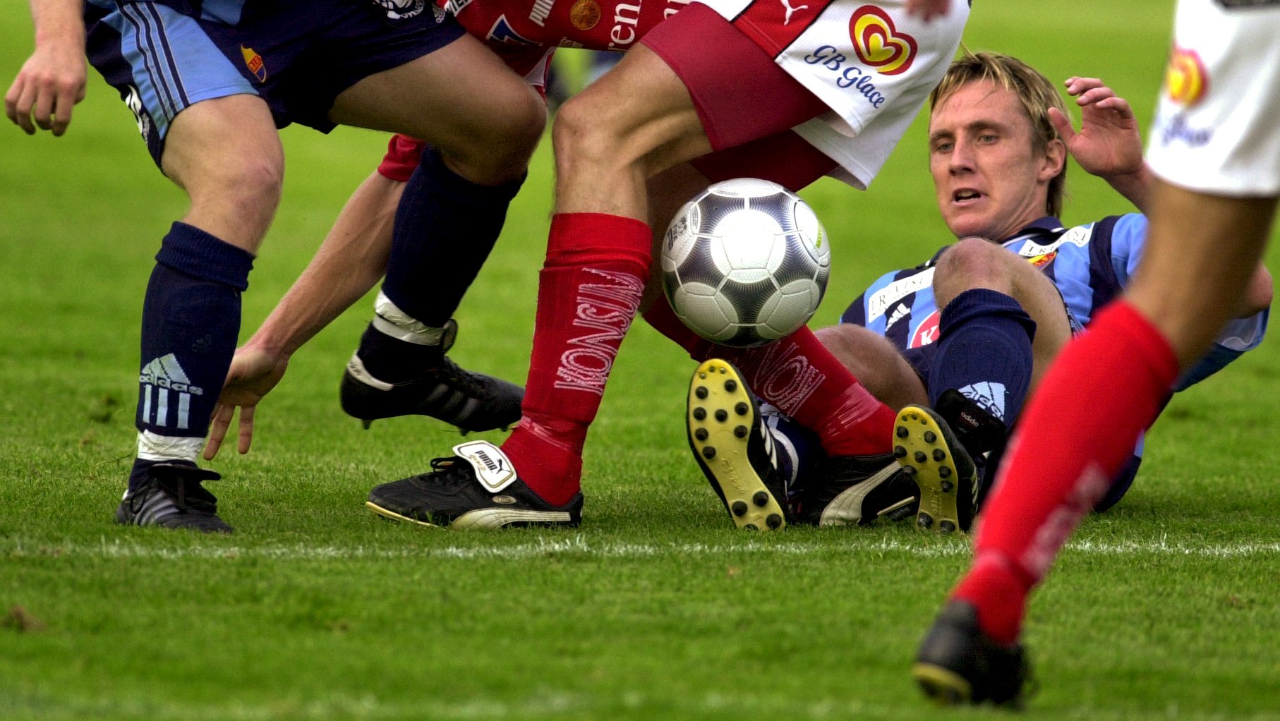 Andreas Johansson kämpar om bollen år 2000.