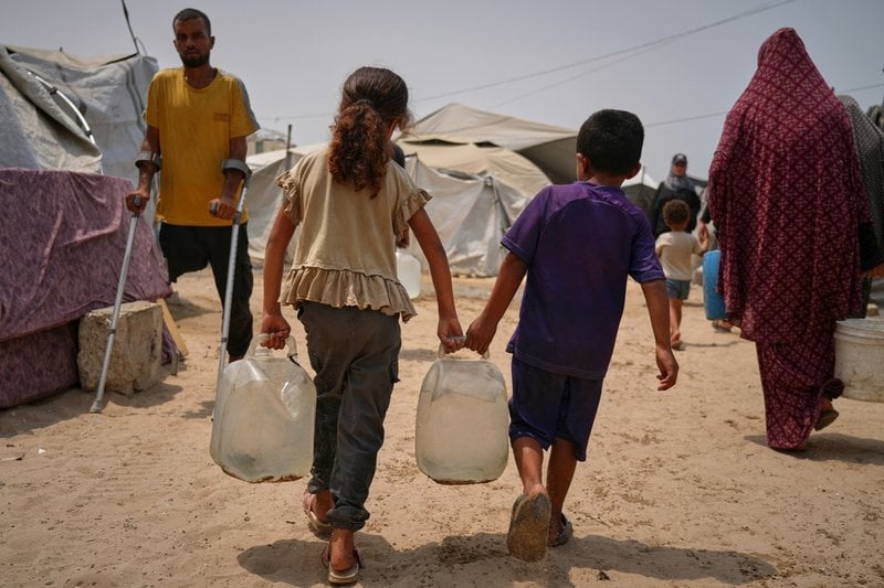 Palestinska barn som bär vatten i Gaza stad den 12 augusti. Israel anses inte ha levt upp till kraven att tillhandahålla befolkningen i ett ockuperat område med förnödenheter.