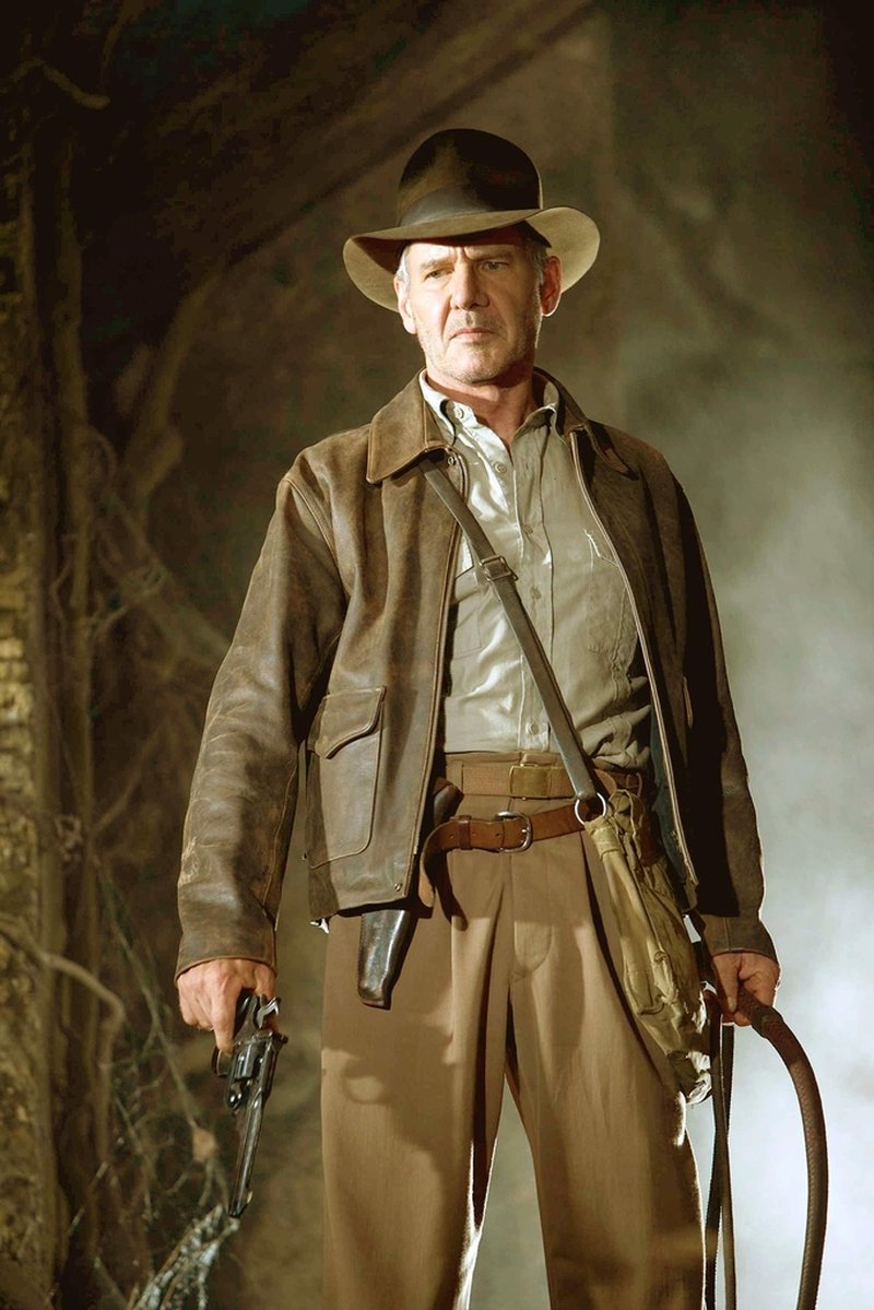 Indiana Jones piska, originalbälte och hölster ska gå under klubban. Pressbild.